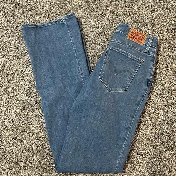 Levi's Denim - 725 High Rise Bootcut Levi’s Jeans (size 28)